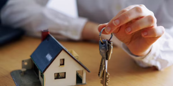 foto aproximada de uma pessoa pensando em comprar ou vender uma casa 181624 19907